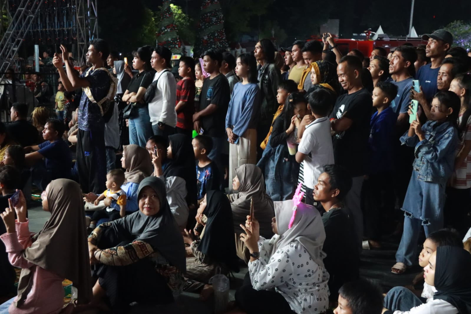 Penampilan Ahmad Dhani dan Mulan Jameela, Pukau Ribuan Masyarakat pada Malam Pergantian Tahun 2025