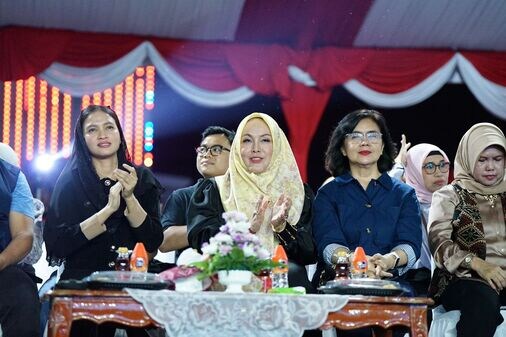 Malam Lepas Sambut Tahun 2024-2025 di Bundaran Besar Palangka Raya Berlangsung Meriah