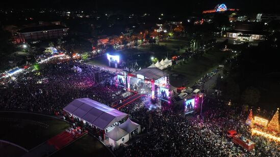 Malam Lepas Sambut Tahun 2024-2025 di Bundaran Besar Palangka Raya Berlangsung Meriah