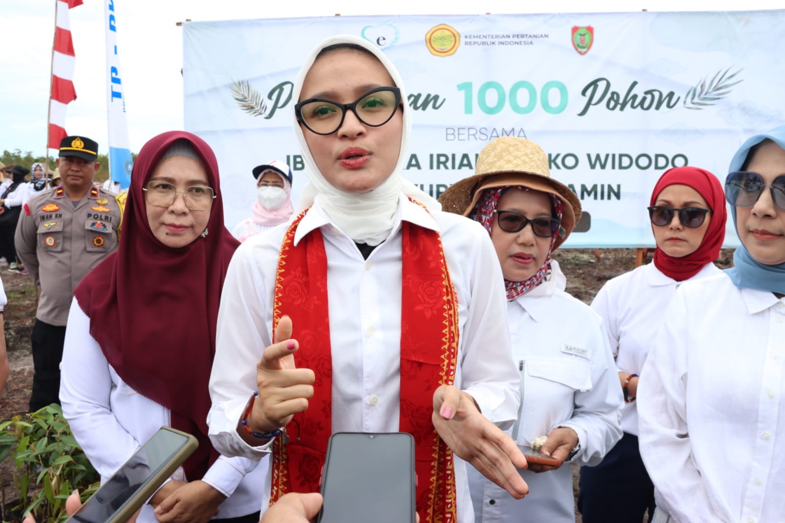 Tonjolkan Tanaman Khas Daerah, Pemprov. Kalteng Tanam Durian Gelapir pada Gerakan Penanaman 1.000 Pohon Serentak