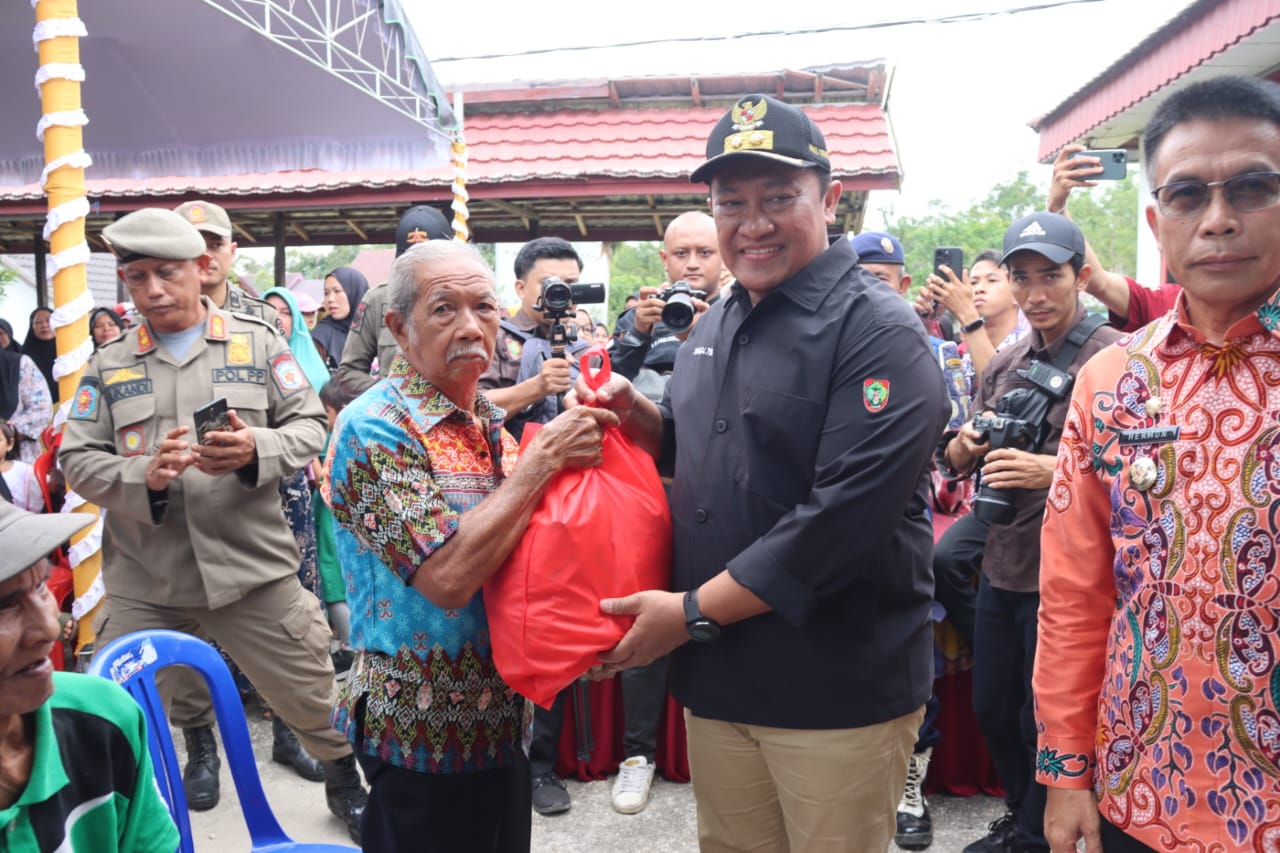 Kendalikan Inflasi dan Dampak Banjir, Pemprov Kalteng Gelar Pasar Penyeimbang di Kabupaten Murung Raya, Hingga Salurkan Bantuan Jalur Sungai
