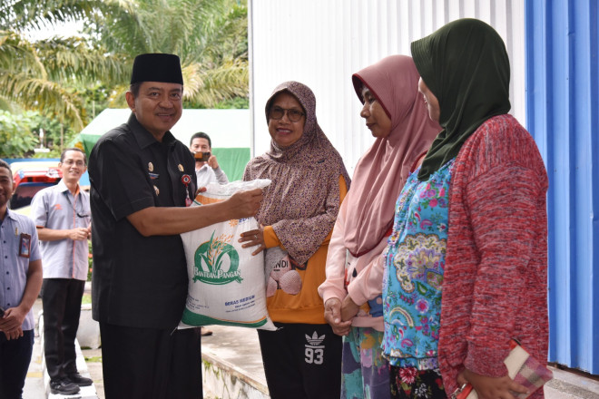 Pemkab Kobar Salurkan Bantuan Pangan Cadangan Beras Pemerintah kepada Masyarakat