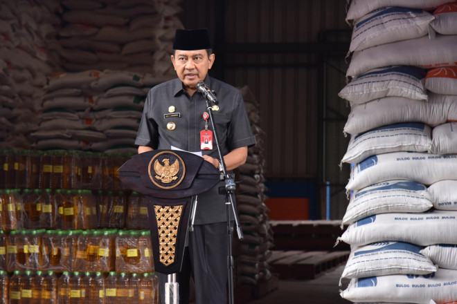 Pemkab Kobar Salurkan Bantuan Pangan Cadangan Beras Pemerintah kepada Masyarakat
