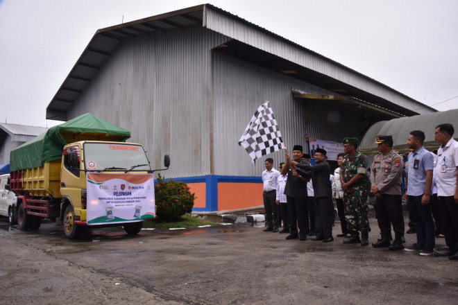 Pemkab Kobar Salurkan Bantuan Pangan Cadangan Beras Pemerintah kepada Masyarakat