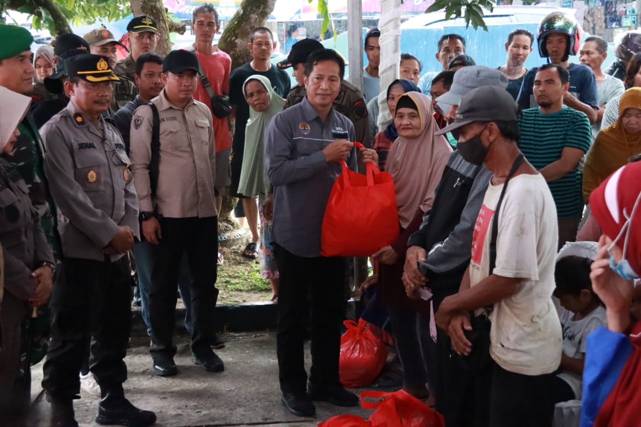 Pemprov Kalteng Gelar Pasar Penyeimbang di Kabupaten Barito Utara dan Salurkan Bantuan Jalur Sungai