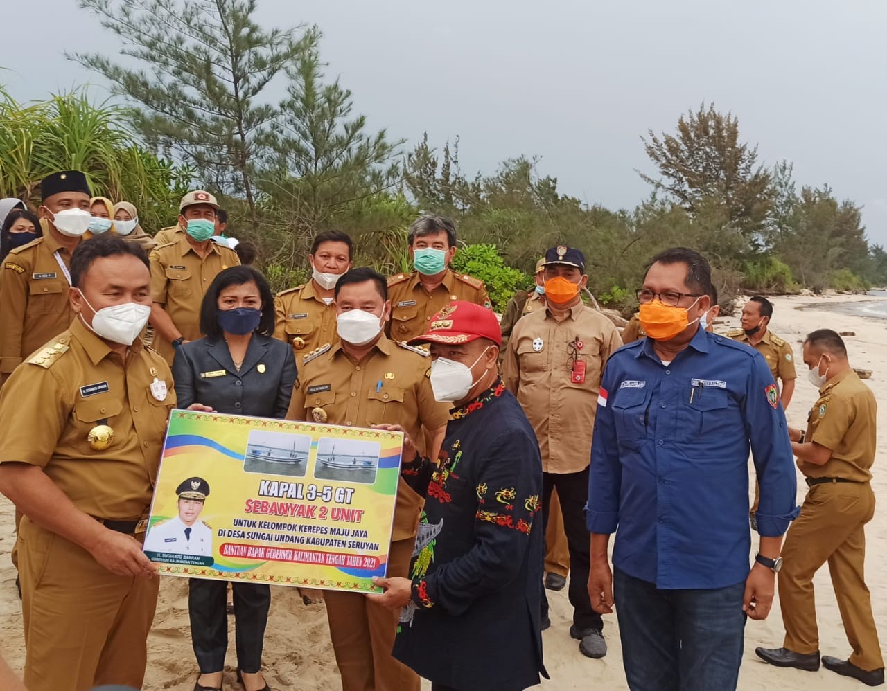 Gubernur Kalteng Serahkan Bantuan Kepada Masyarakat Kabupaten Seruyan dan Kabupaten Kotawaringin Timur