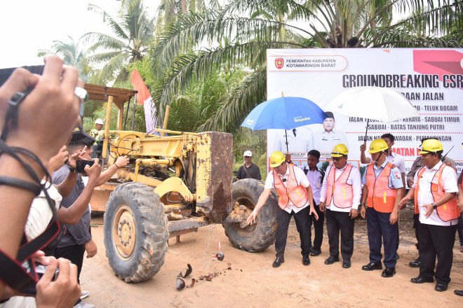 Pemkab Kobar Tingkatkan Pemeliharaan Jalan Pesisir Kumai melalui CSR Konsorsium