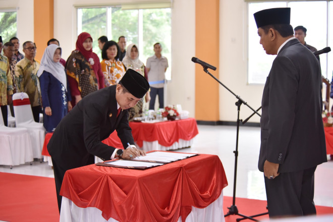 Pj. Bupati Budi Santosa Lantik Rody Iskandar sebagai Sekda Kobar