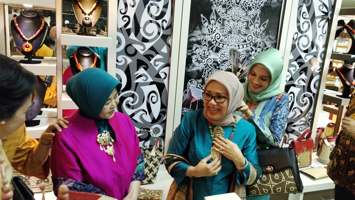 Ibu Yusuf Kalla menerima sematan Kalung Batu Lamiang