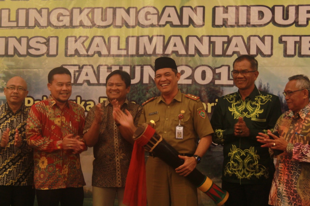 Sekda Serahkan Penghargaan Program Kampung Iklim Tahun 2018