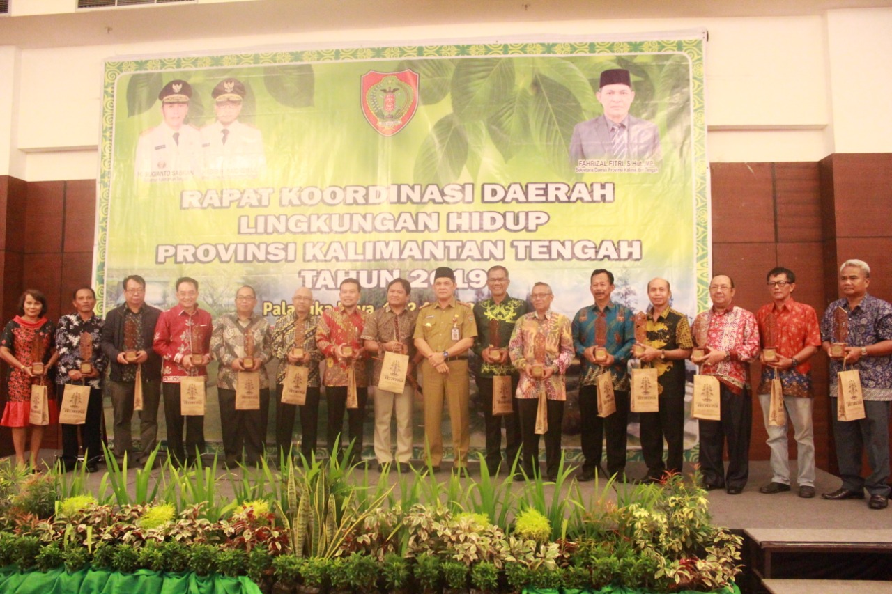 Sekda Serahkan Penghargaan Program Kampung Iklim Tahun 2018