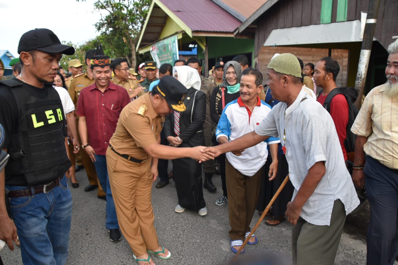 Gubernur Berikan Bantuan Kepada Korban Kebakaran Puntun