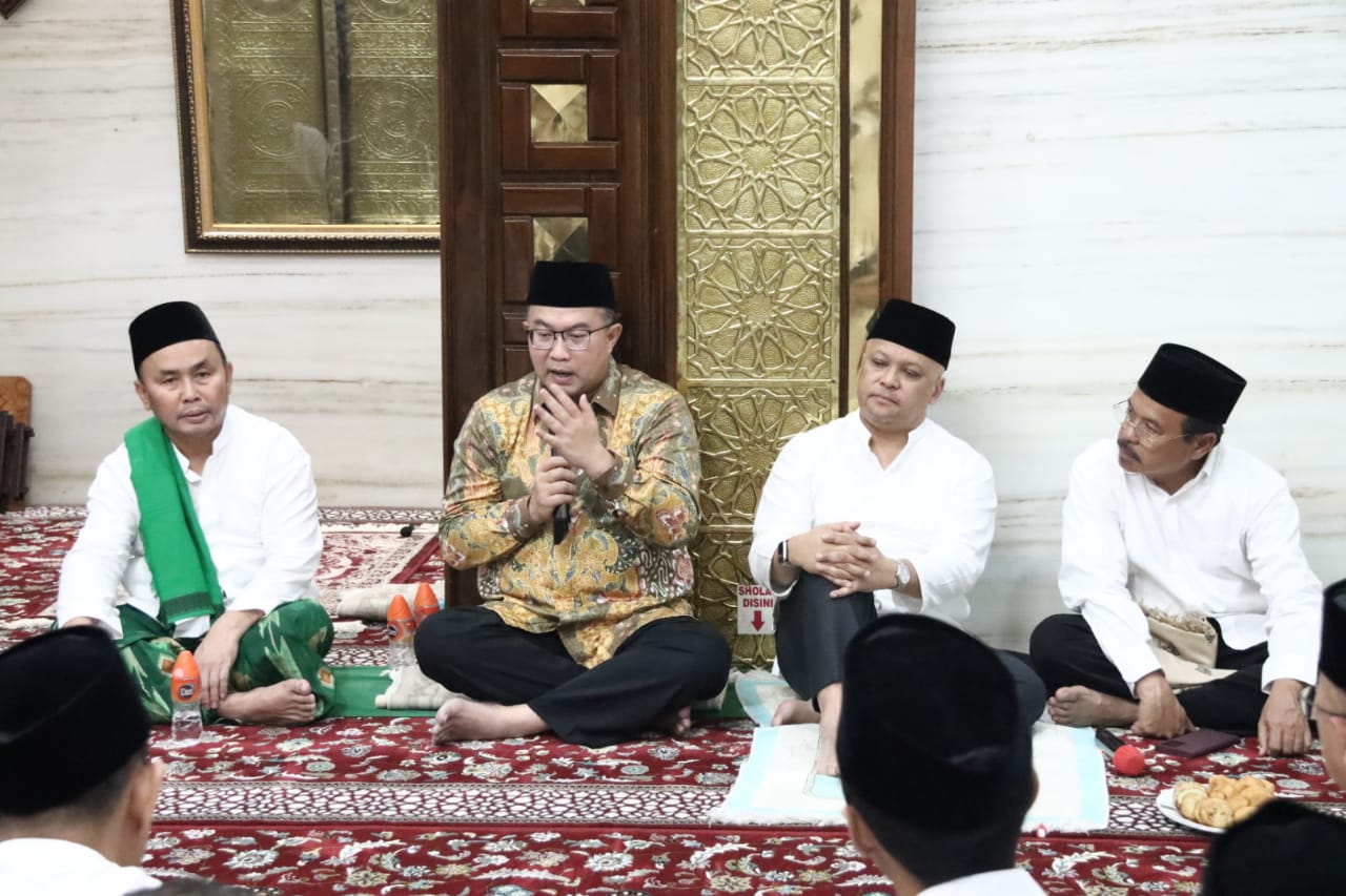 Gubernur Bersama Pengurus ICMI Salat Tarawih di Mushala Asy-Syifa 