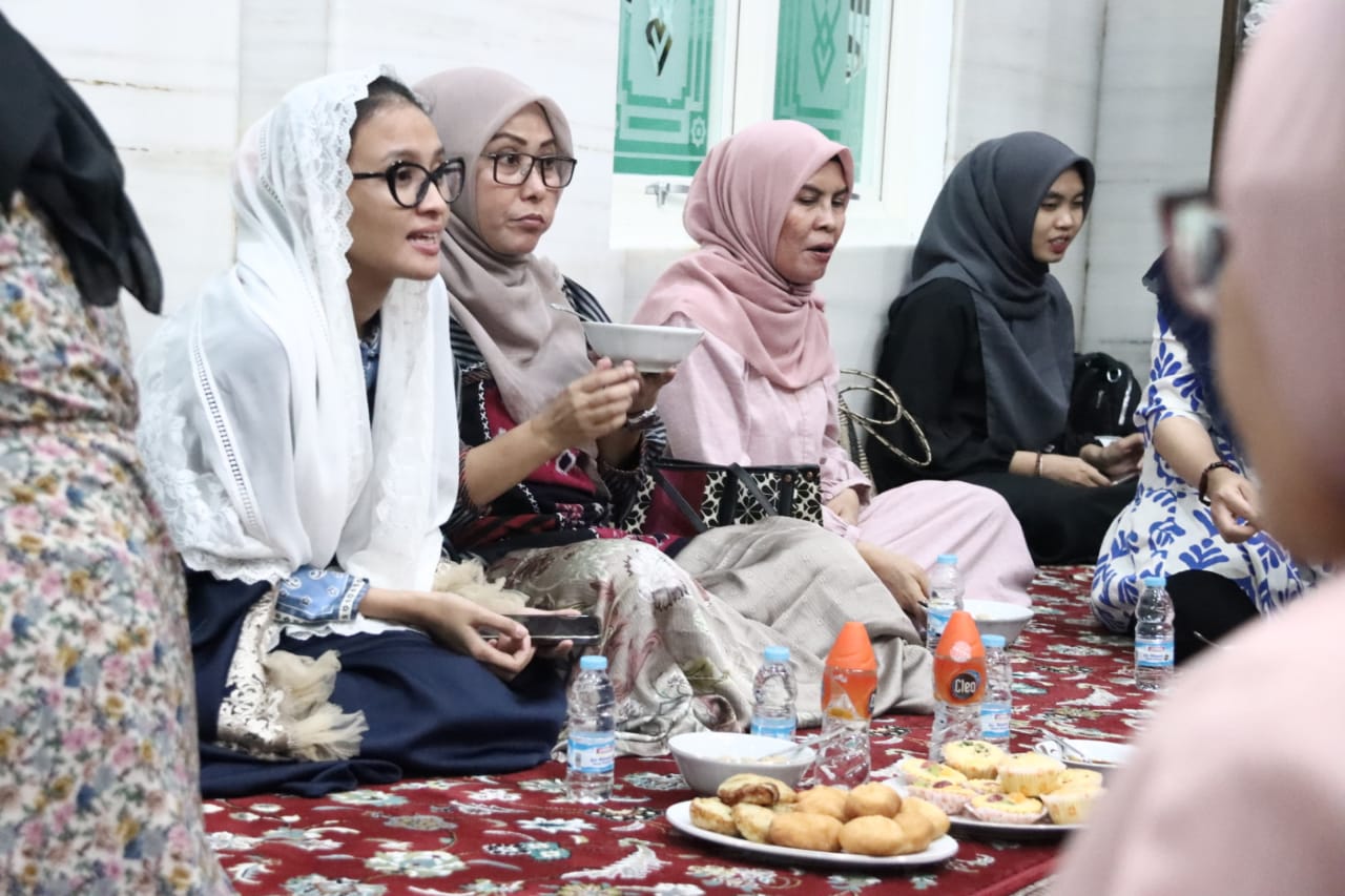 Gubernur Bersama Pengurus ICMI Salat Tarawih di Mushala Asy-Syifa 