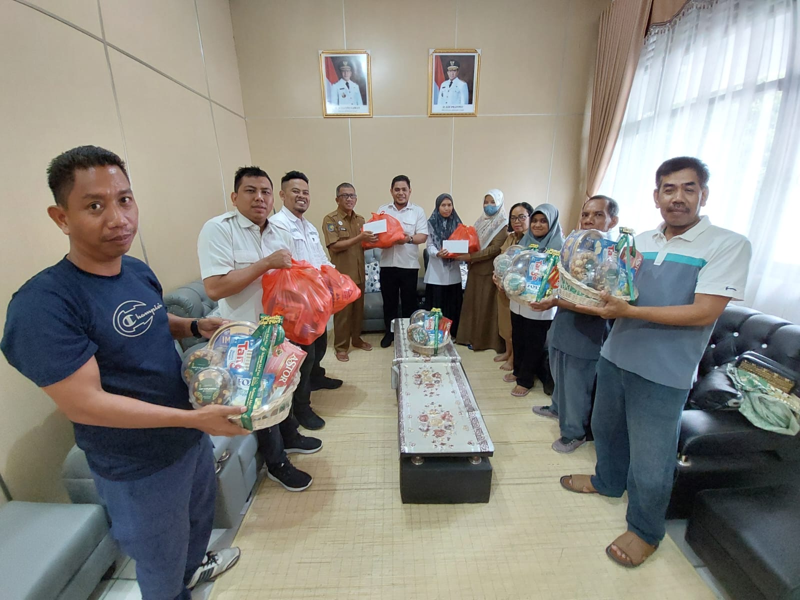 Menyambut Idulfitri 1445 H, Badan Kebangpol Prov. Kalteng Bagikan Tali Asih kepada PPNPN