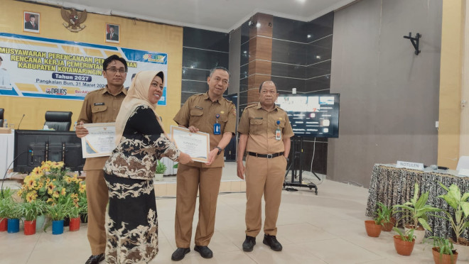 Apresiasi Kinerja Perangkat Daerah, Pemkab Kobar Serahkan Penghargaan MMC dan Keterbukaan Informasi 2025