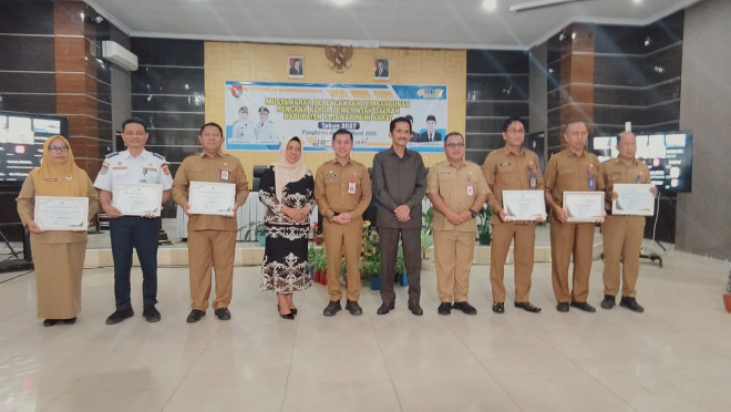 Apresiasi Kinerja Perangkat Daerah, Pemkab Kobar Serahkan Penghargaan MMC dan Keterbukaan Informasi 2025