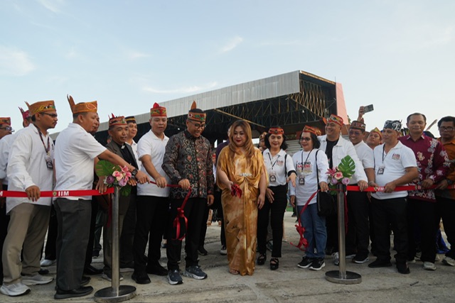 Plt. Sekda Leonard S. Ampung Buka Bazar UMKM Ucapan Syukur dan Paskah Kalteng Tahun 2025