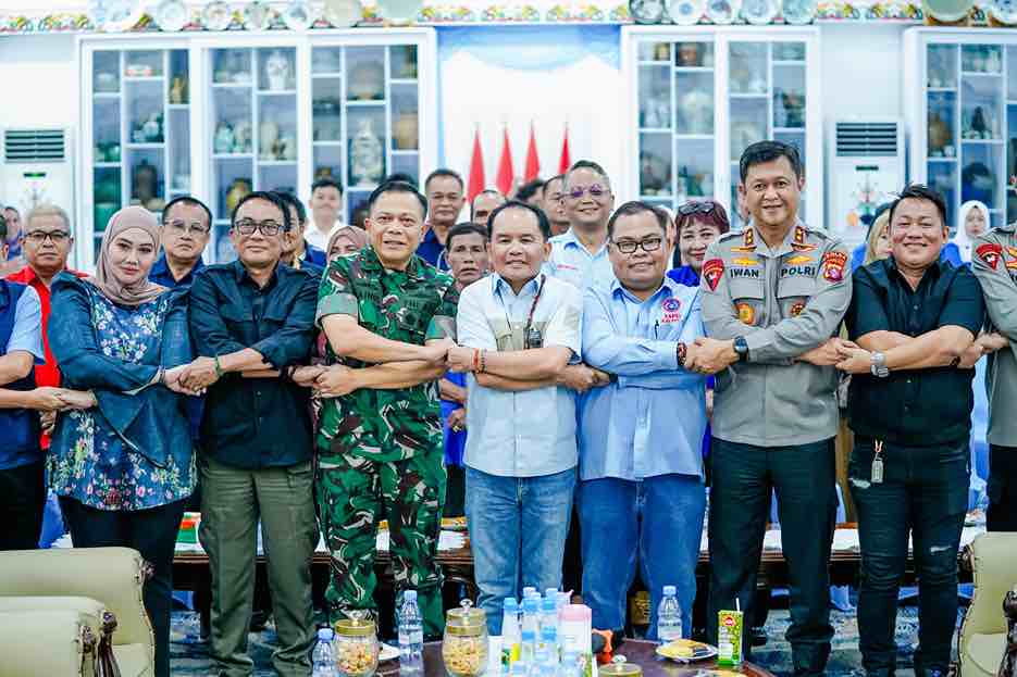 Gubernur Kalteng Terima Aspirasi Buruh dalam Forum Dialog Hari Buruh di Istana Isen Mulang