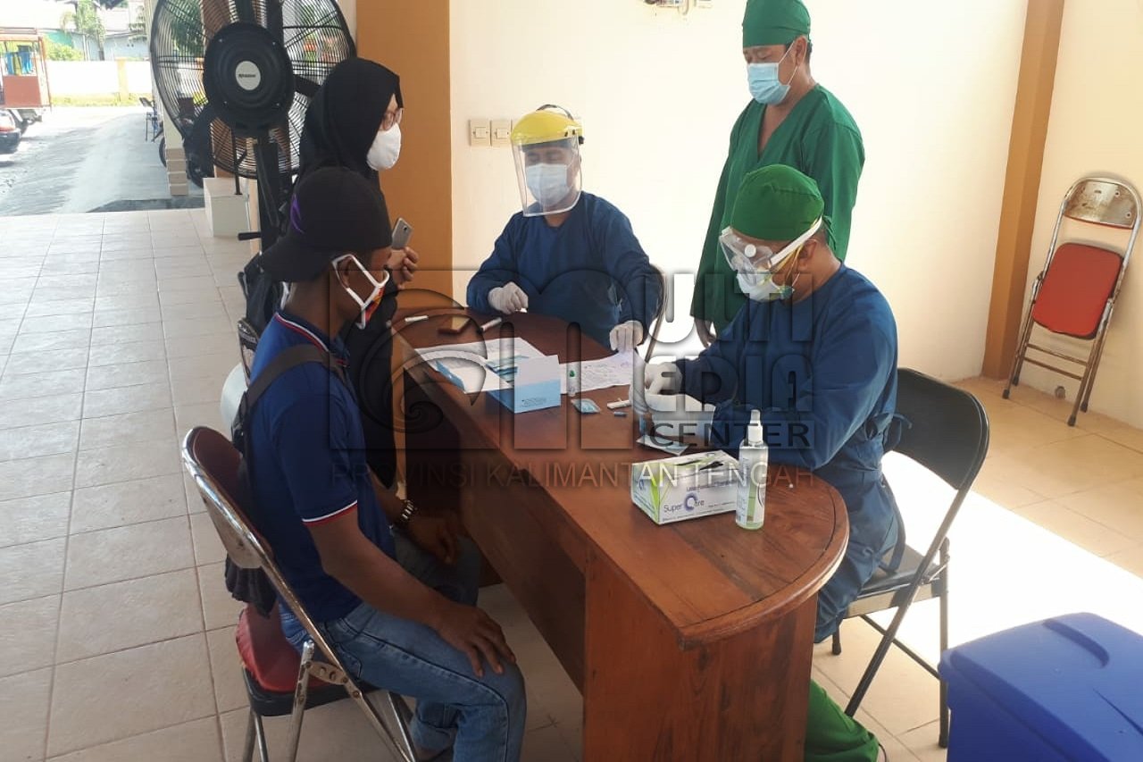 Gugus Tugas Covid-19 Pulang Pisau Lakukan Rapid Tes Sejumlah Pedagang Lokal