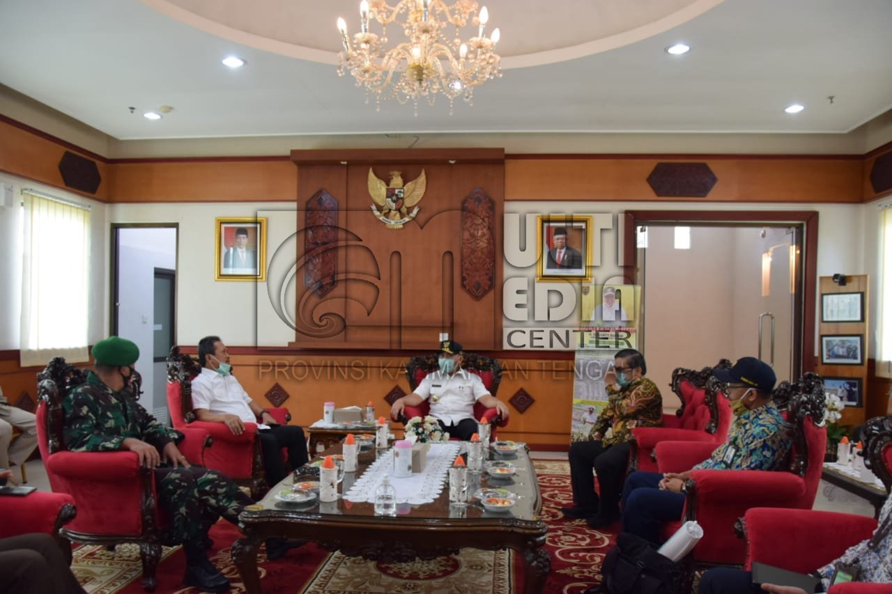 Wamenhan Lakukan Survey Lapangan Potensi Lahan Pertanian di Kalteng 