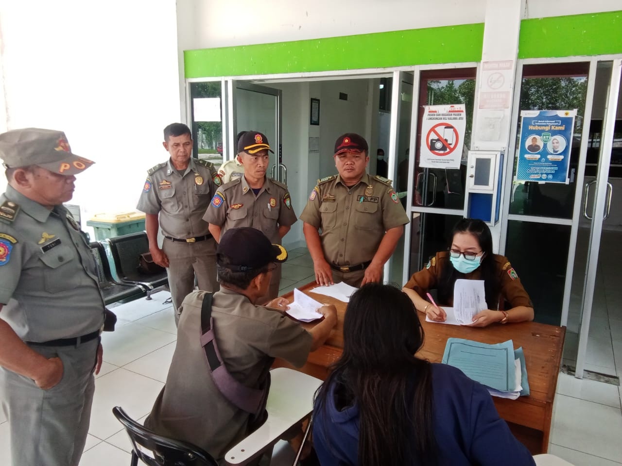 Satpol PP Kalteng Bergerak Cepat Amankan Dua Pria Bersaudara Bersenjata Tajam, Cegah Gangguan Ketertiban