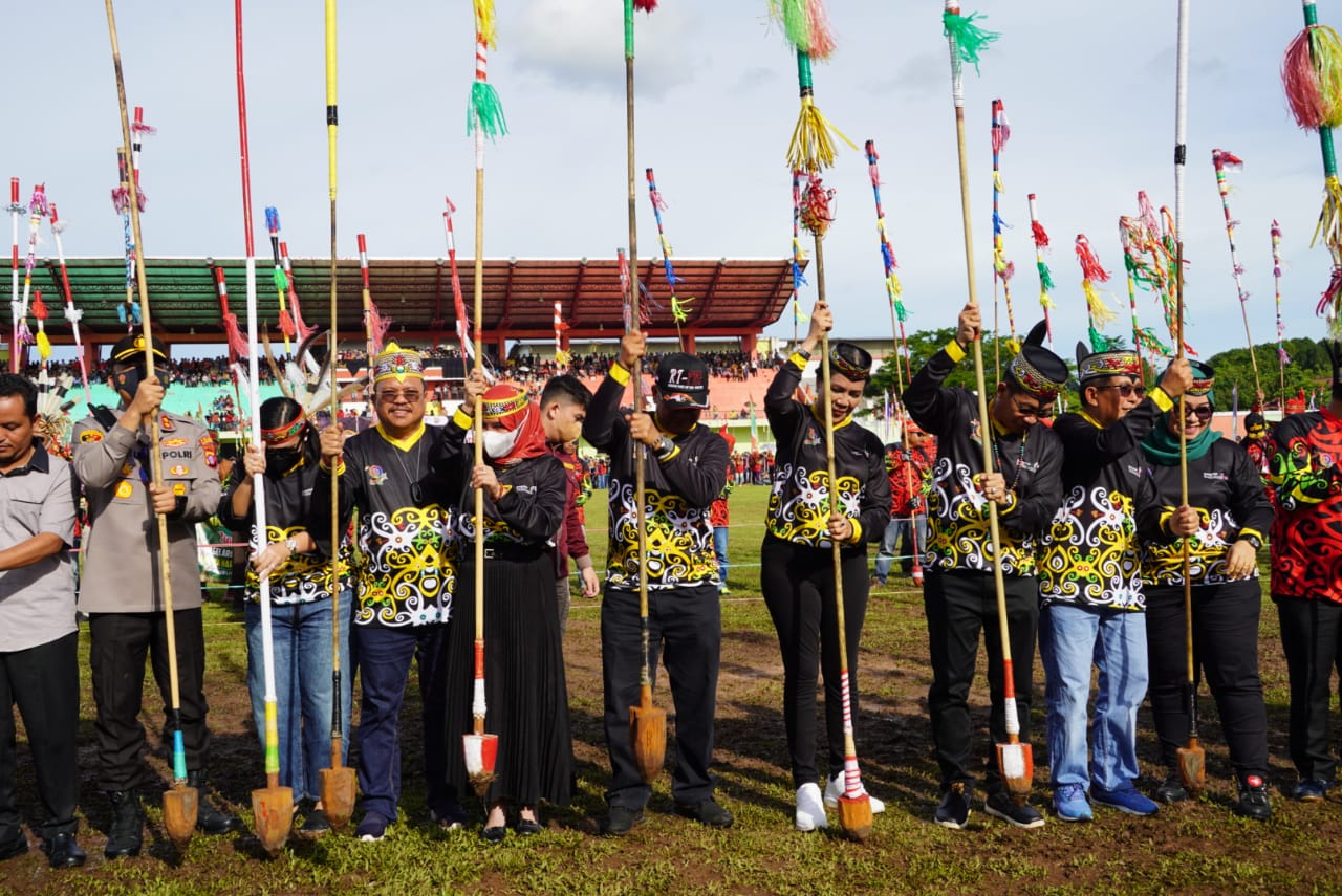 Sekda Kalteng Apresiasi Pemkab Murung Raya Raih Rekor MURI Pagelaran Kongkurung Peserta Terbanyak 