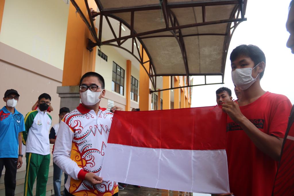 Sekda Kabupaten Pulang Pisau Pimpin Gerakan Pembagian Satu Juta Bendera Merah Putih