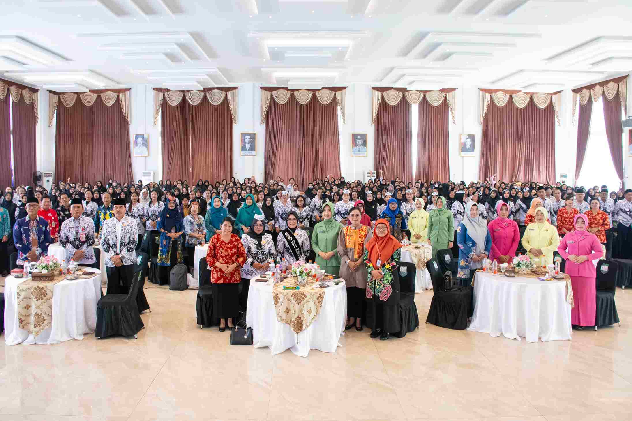 Ketua TP PKK Kapuas Resmi Buka Seminar Harganas dan HAN 2025, Dorong Peran Guru Perempuan sebagai Ibu Bangsa