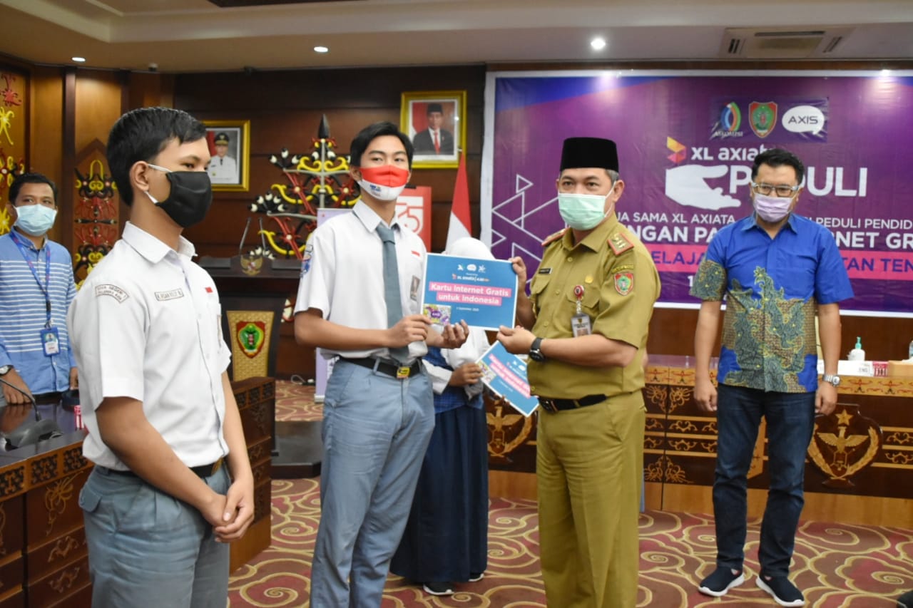 Sekda Fahrizal Fitri Menyerahkan Kouta Internet Gratis Kepada 5.050 Siswa SMA/SMK/ SLB Kurang mampu di Kalteng