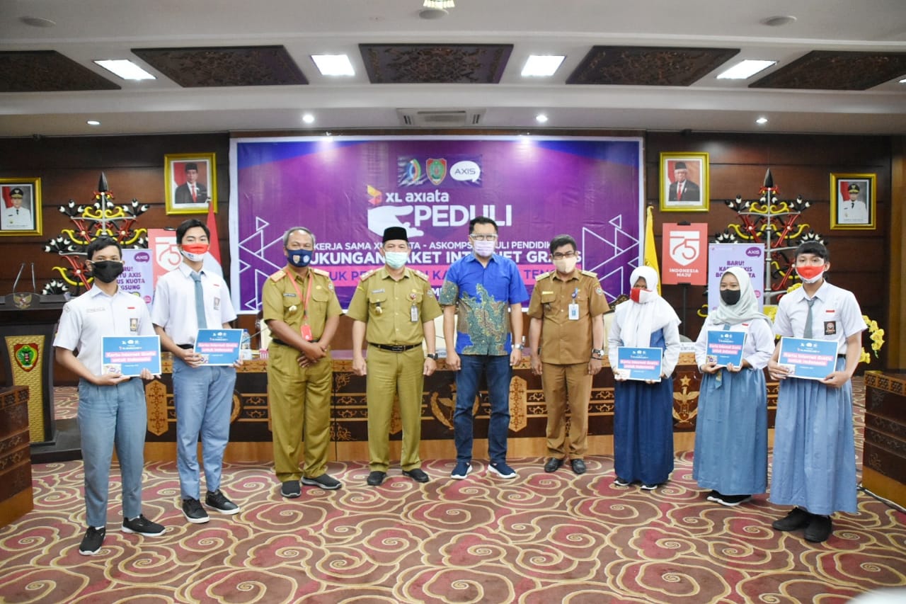 Sekda Fahrizal Fitri Menyerahkan Kouta Internet Gratis Kepada 5.050 Siswa SMA/SMK/ SLB Kurang mampu di Kalteng