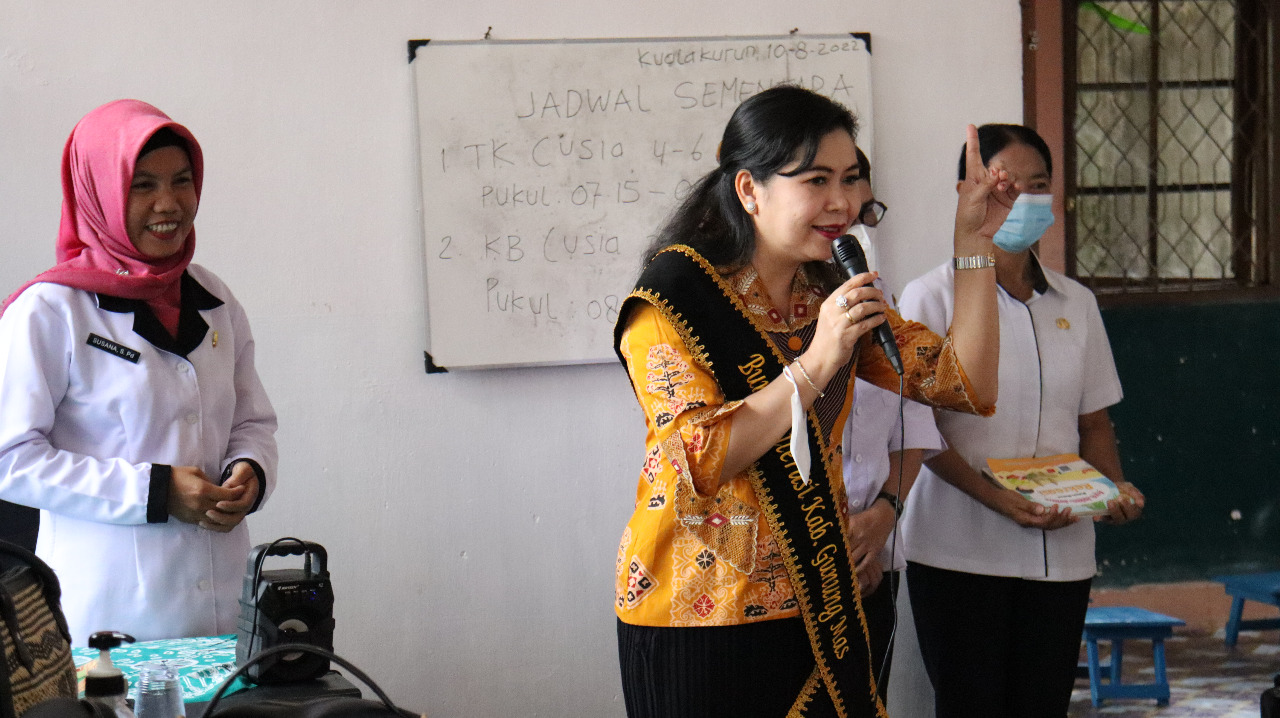 Dalam Menumbuhkan Minat Baca Anak Usia Dini, Bunda Literasi Gumas Kunjungi Taman Kanak-Kanak Sinar Kasih Kuala Kurun