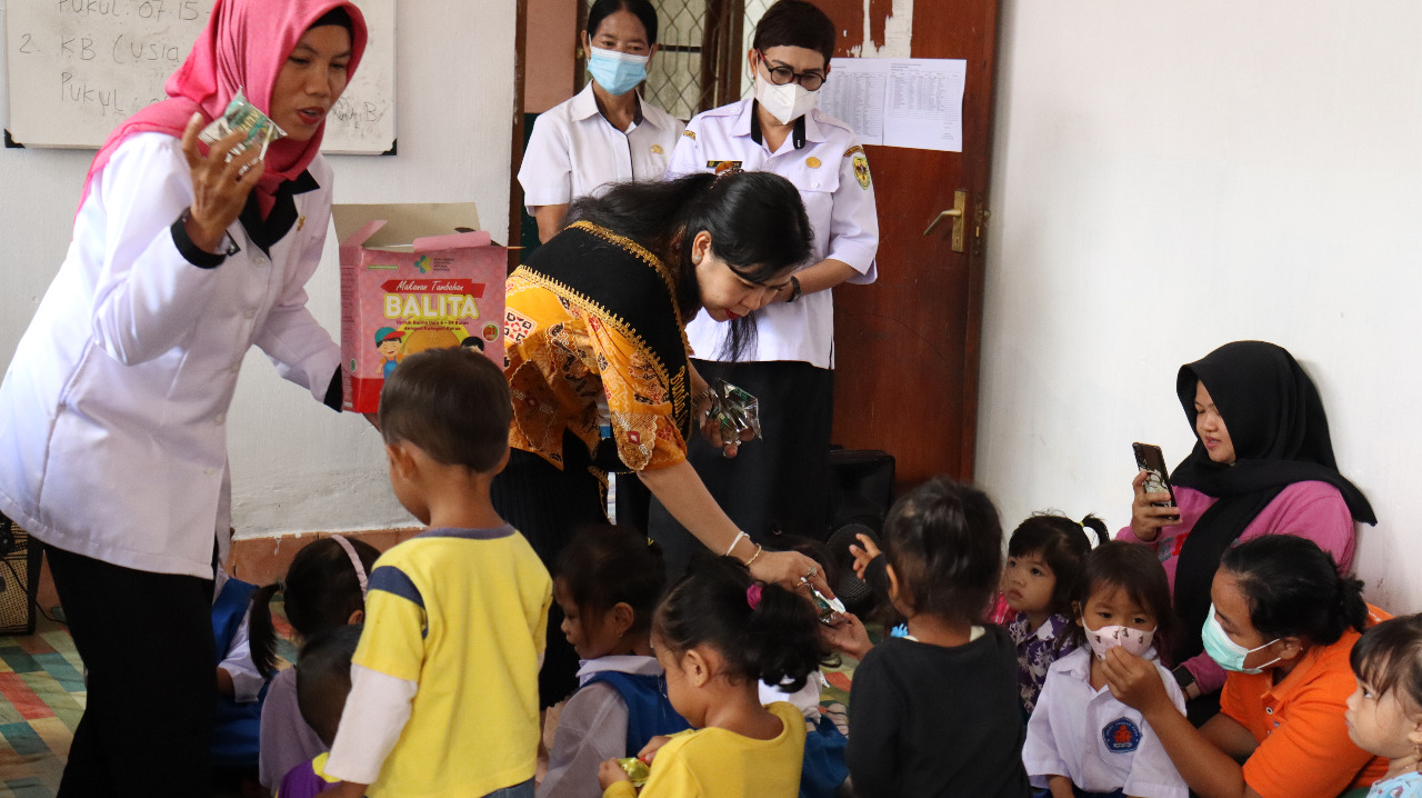 Dalam Menumbuhkan Minat Baca Anak Usia Dini, Bunda Literasi Gumas Kunjungi Taman Kanak-Kanak Sinar Kasih Kuala Kurun