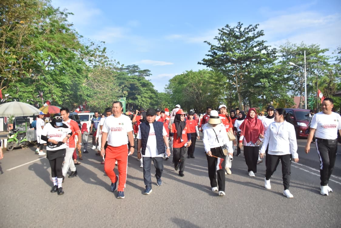 Bupati Kapuas Lepas Jalan Sehat Merdeka 2025