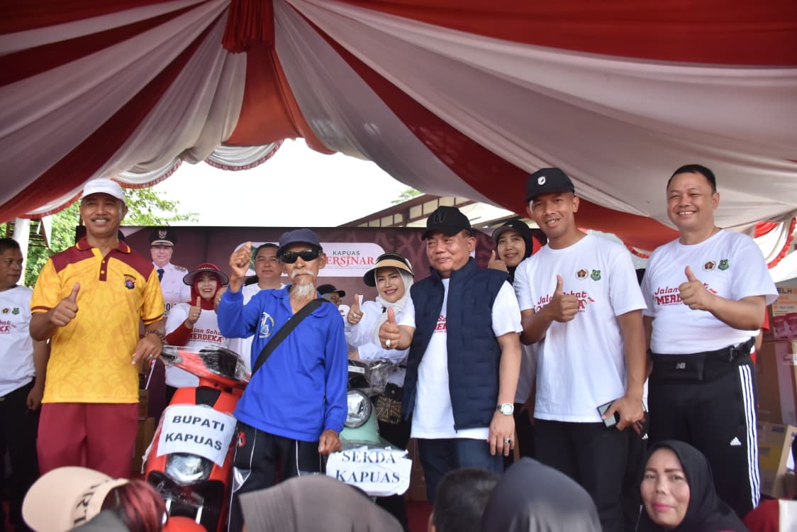 Bupati Kapuas Lepas Jalan Sehat Merdeka 2025