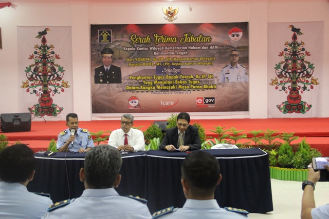 USAI RESMI MENJADI PUCUK PIMPINAN DI KEMENKUMHAM KALTENG, KAKANWIL DAN STAF AHLI MENTERI BIDANG HUBUNGAN ANTAR LEMBAGA BERI ARAHAN PEJABAT DAN PEGAWAI