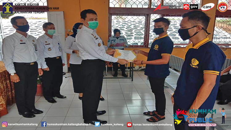 Kalapas Muara Teweh Secara Resmi Tutup Pelatihan Pangkas Rambut