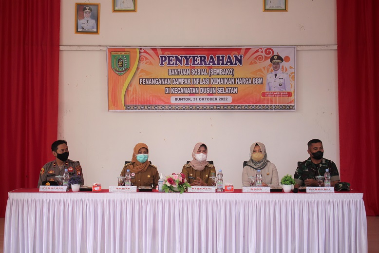 Pemkab Barsel Kembali Salurkan Bantuan Sembako di Kecamatan Dusun Selatan
