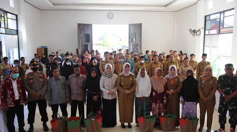 Pemkab Barsel Kembali Salurkan Bantuan Sembako di Kecamatan Dusun Selatan