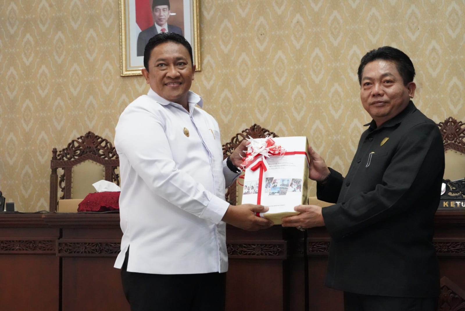 Wagub Edy Pratowo Serahkan Naskah Rancangan APBD Provinsi Kalteng TA 2024 Kepada Pimpinan DPRD 