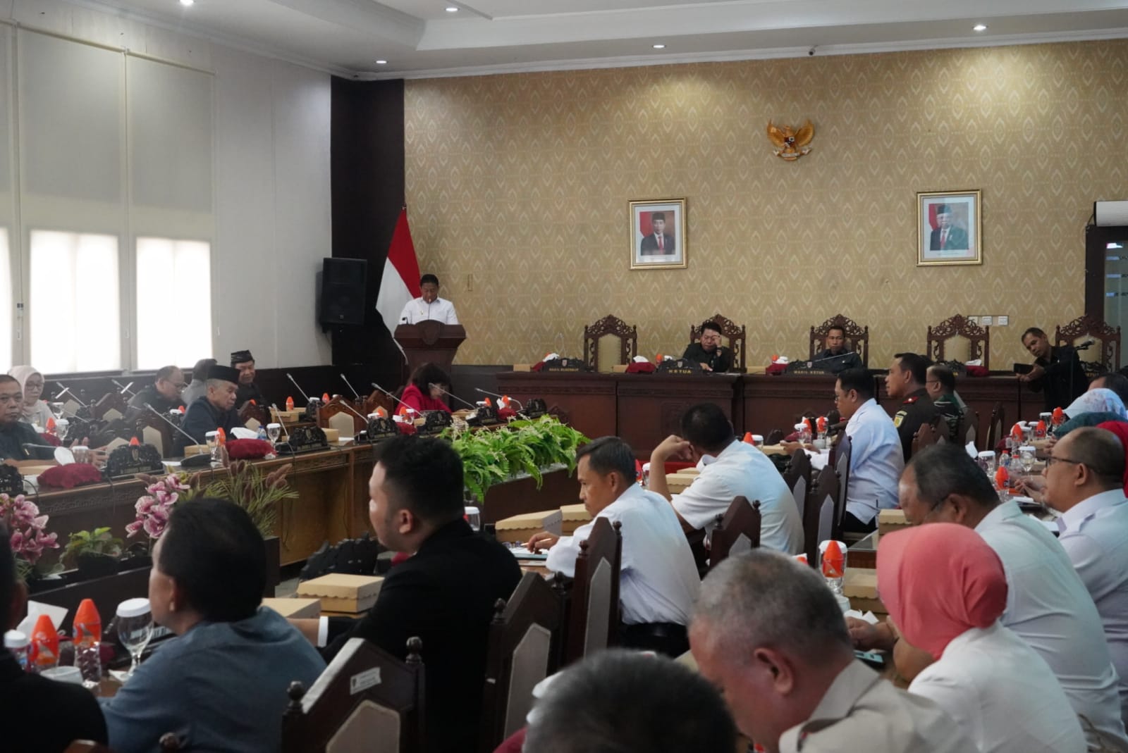 Wagub Edy Pratowo Serahkan Naskah Rancangan APBD Provinsi Kalteng TA 2024 Kepada Pimpinan DPRD 