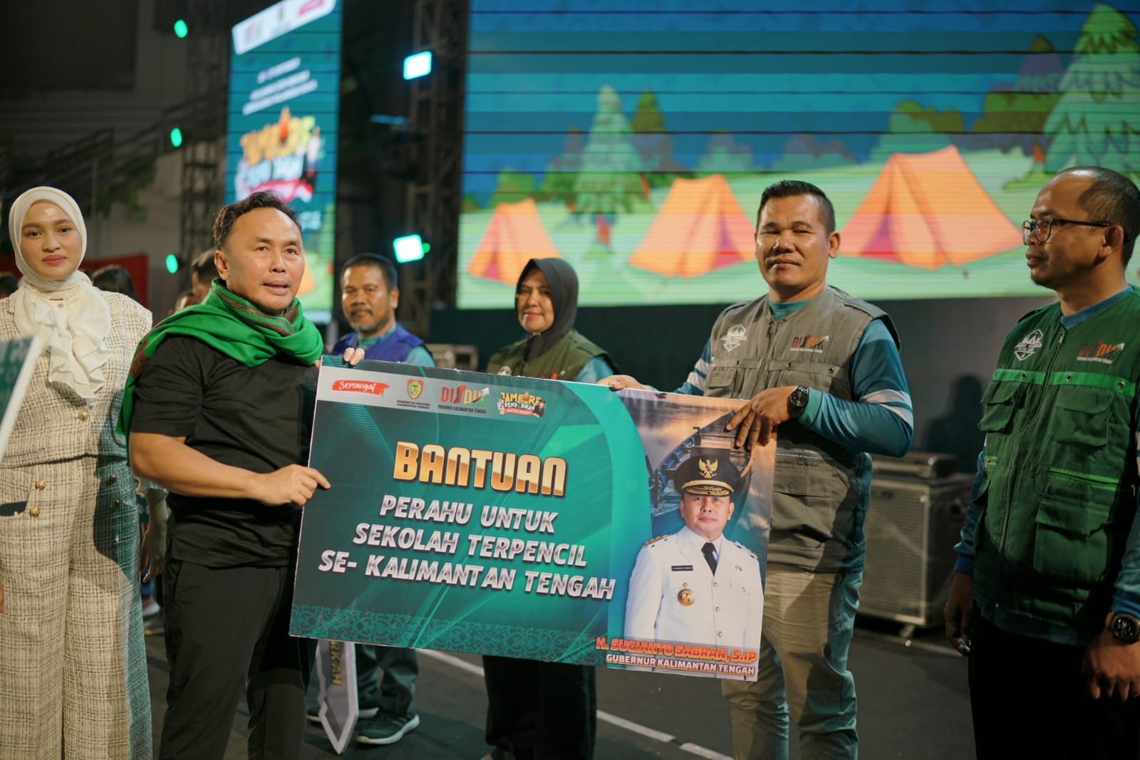 Gubernur Kalteng Serahkan Bantuan Perahu untuk Akses Pendidikan di Wilayah Terpencil