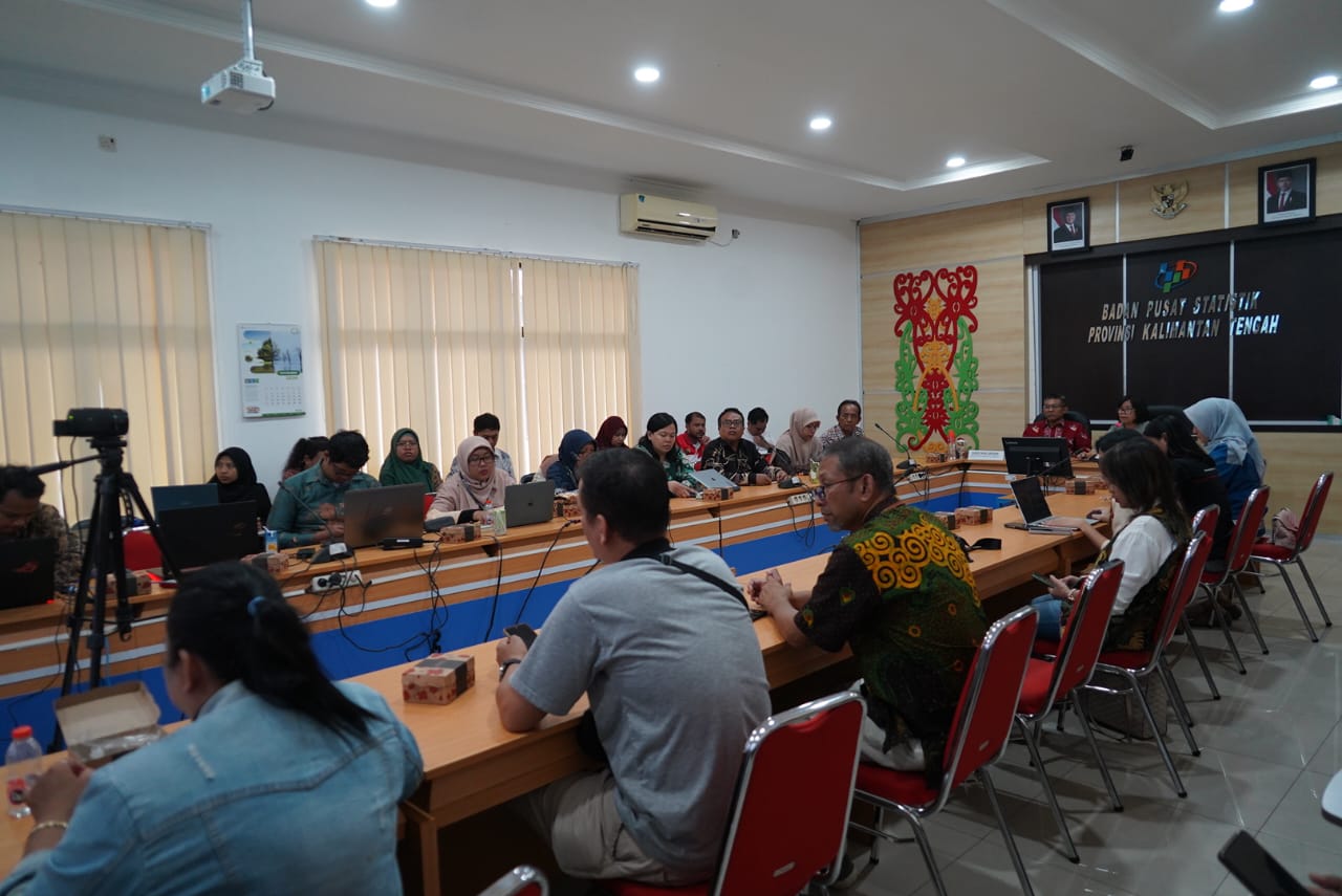 Mewakili Sekda Prov Kalteng, Plh Sahli Pemkumpol Akhmad Husain Hadiri Konferensi Pers Berita Resmi Statistik BPS Prov. Kalteng