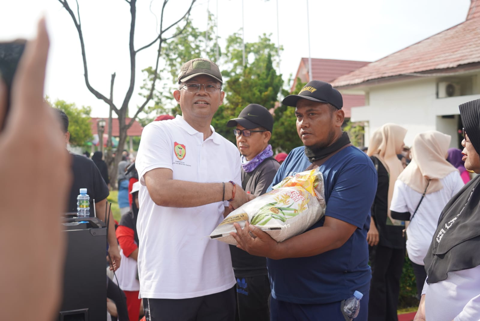 Pemprov Kalteng Bagikan 500 Paket Sembako Gratis untuk Pelaku UMKM
