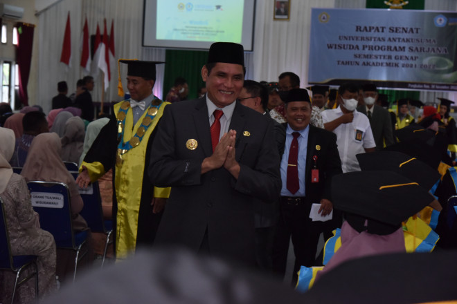 Pj. Bupati Kobar Hadiri Wisuda Untama