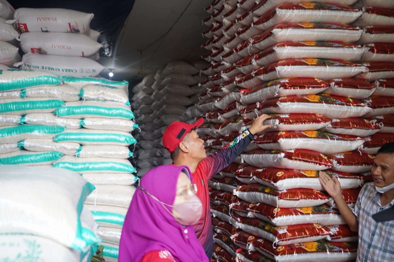 Jelang Nataru, Tim Satgas Pangan Bersama TPID Prov. Kalteng Kembali Pantau Harga Bahan Pokok dan LPG di Pasar Besar Palangka Raya
