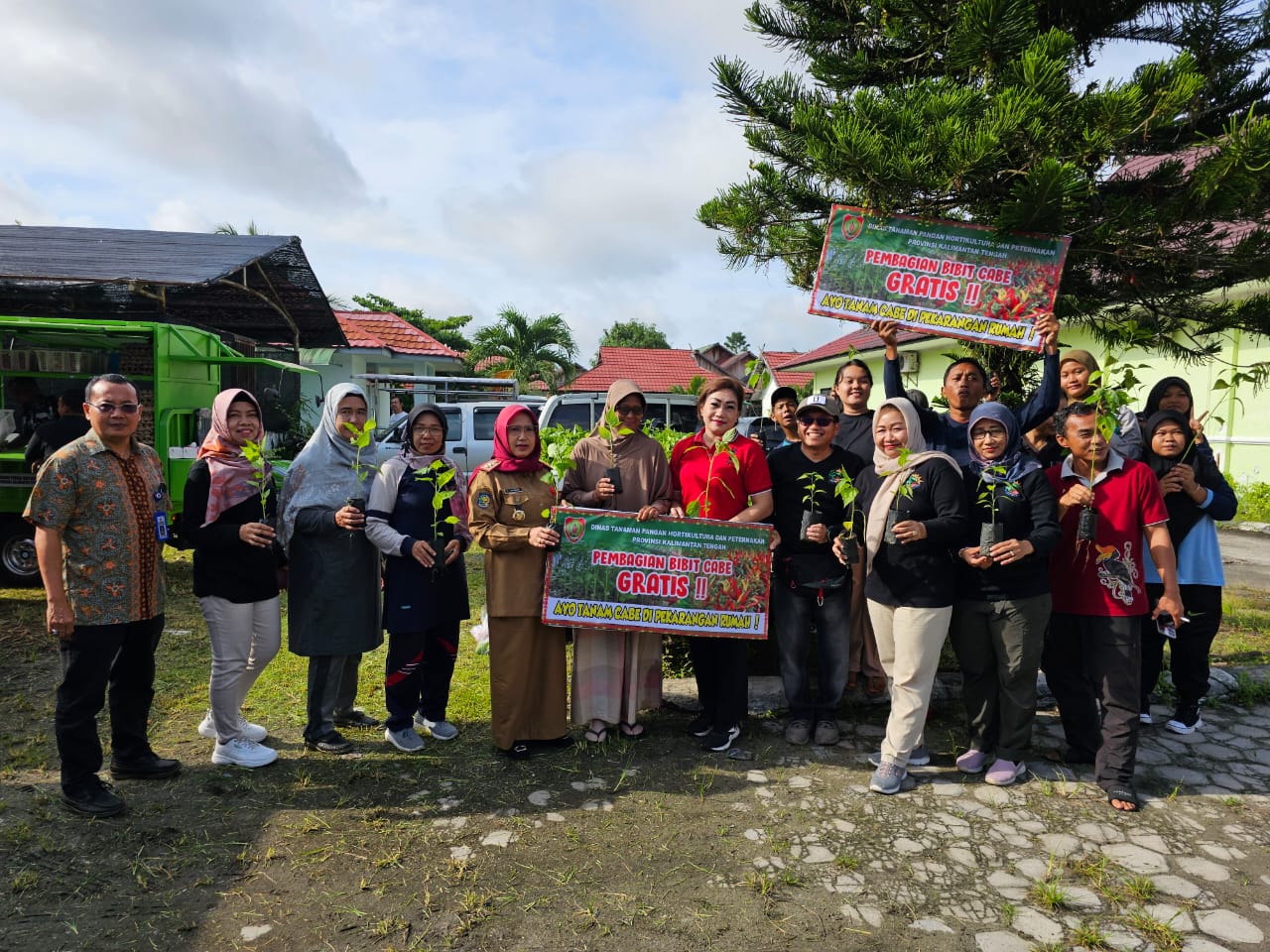 Dinas TPHP Prov. Kalteng Bagikan Bibit Cabe Gratis Bagi Masyarakat di Pasar Tani 