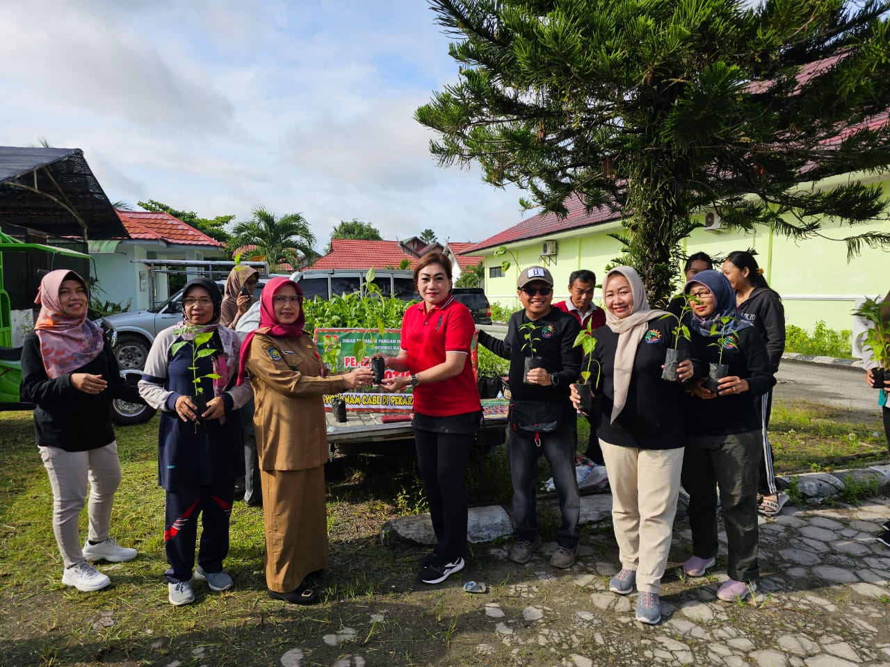 Dinas TPHP Prov. Kalteng Bagikan Bibit Cabe Gratis Bagi Masyarakat di Pasar Tani 