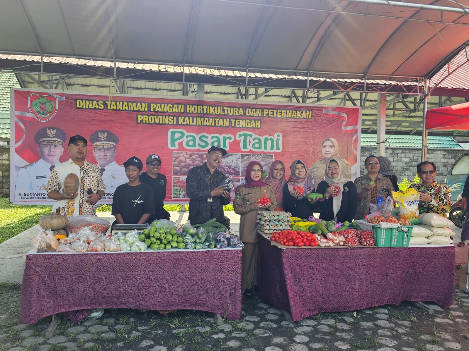 Dinas TPHP Prov. Kalteng Bagikan Bibit Cabe Gratis Bagi Masyarakat di Pasar Tani 