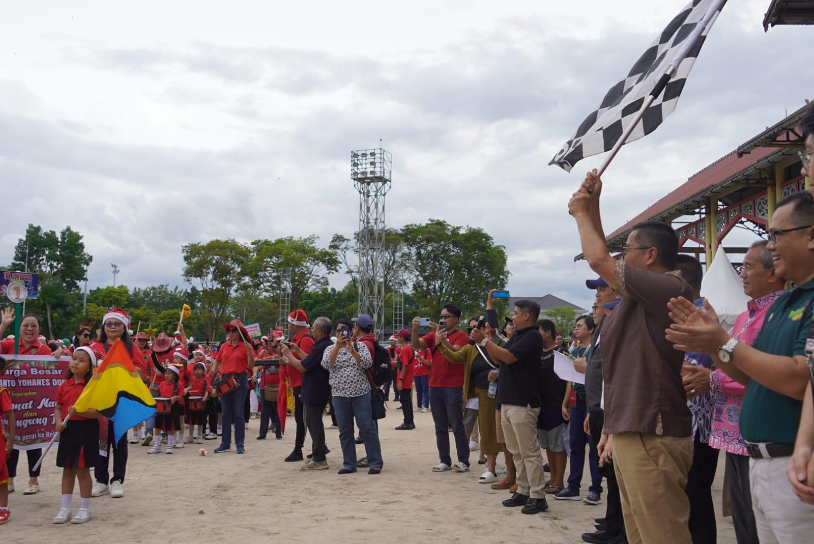 Masuki Bulan Desember, Pembina Kerohanian ASN Kalteng Leonard S. Ampung Lepas Peserta Parade Natal Tahun 2024